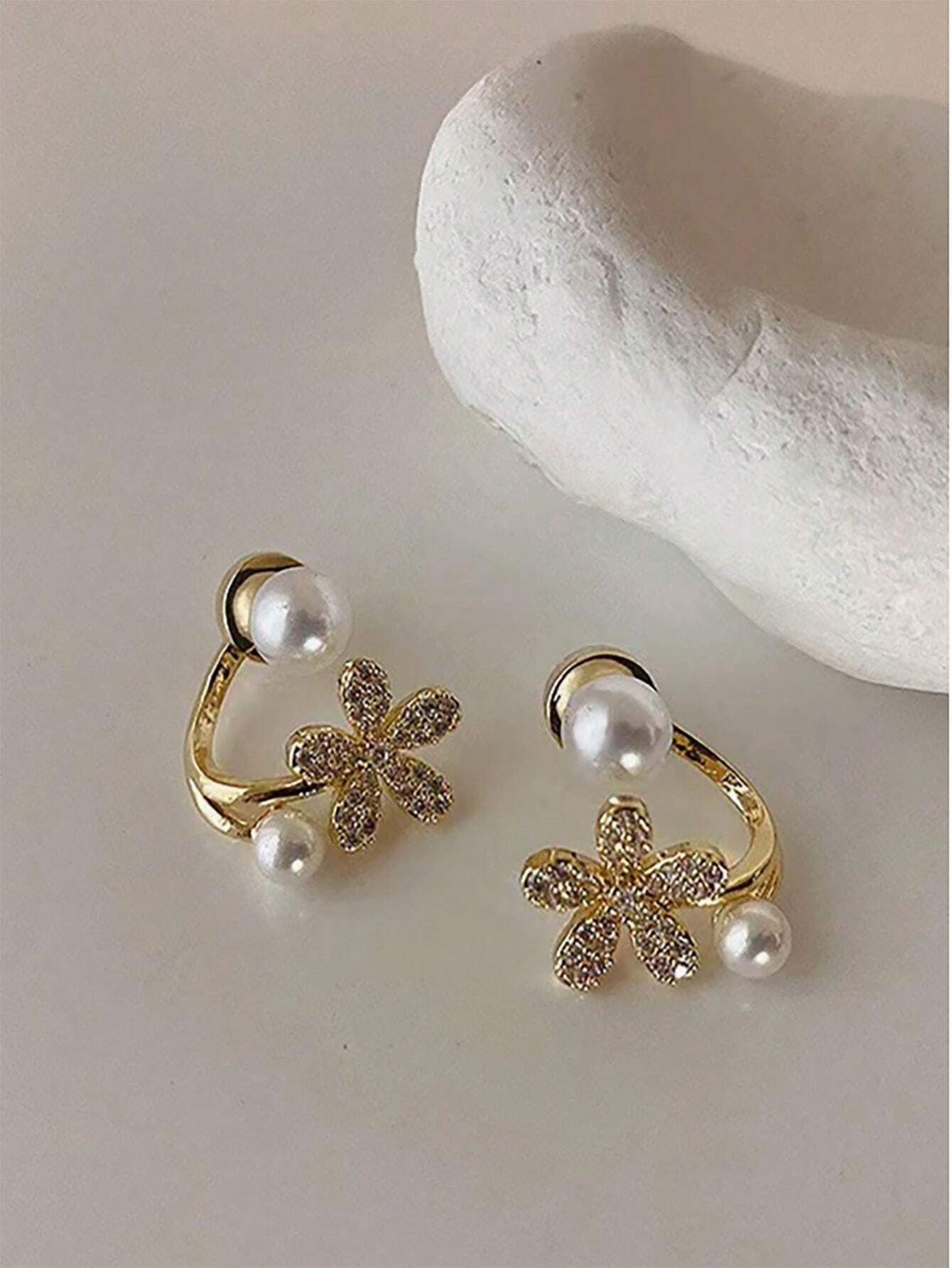 SHEIN Luxurious Faux Pearl Flower Stud Earrings