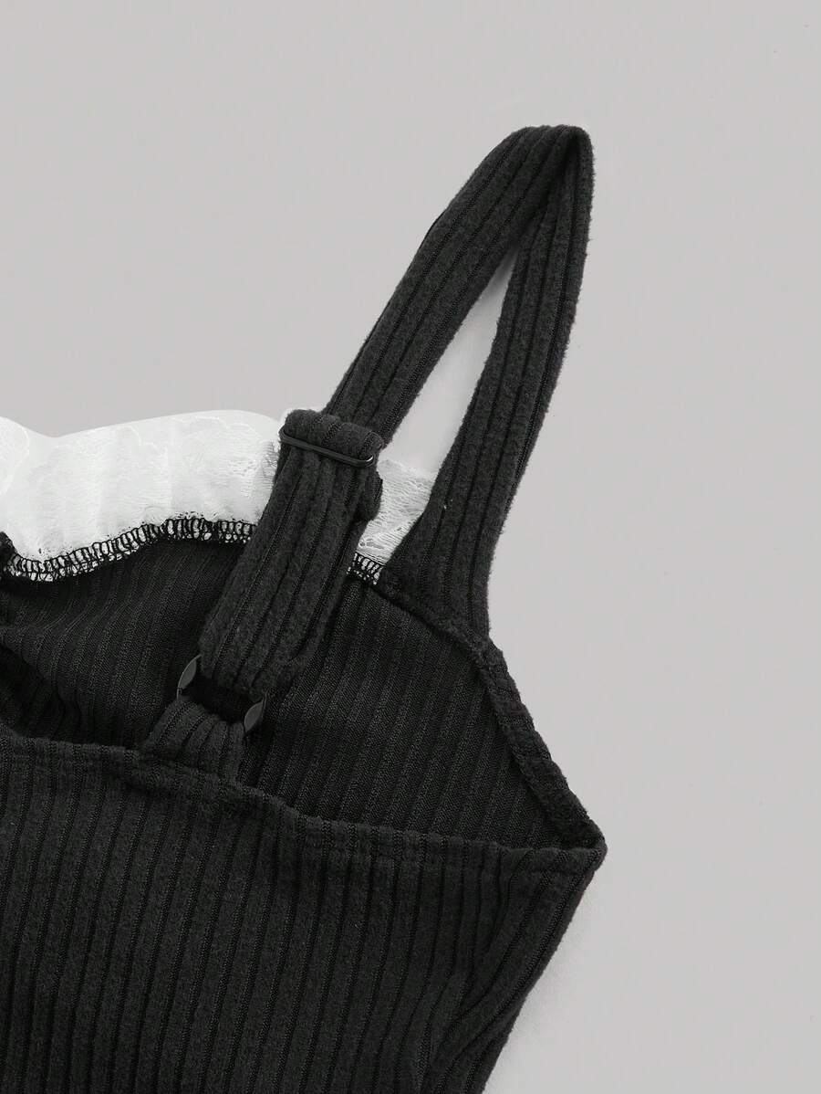 SHEIN DAZY توب كروب نسائي أسود بقصة ضيقة (Slim Fit) من قماش مطاطي مع تفاصيل شبكية ورقبة هالتر.