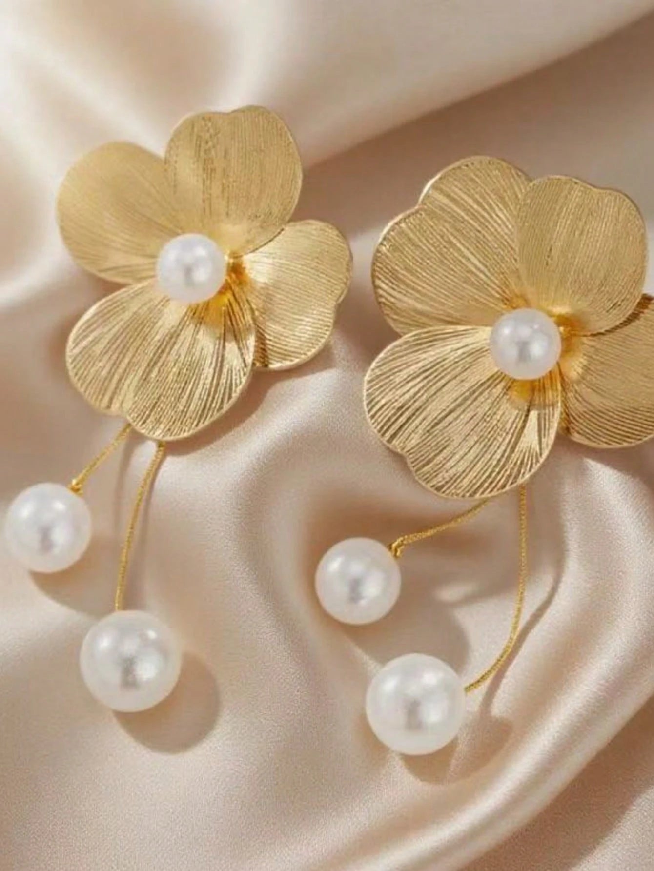 SHEIN Asymmetric Large-Petal Faux Pearl Tassel Earrings