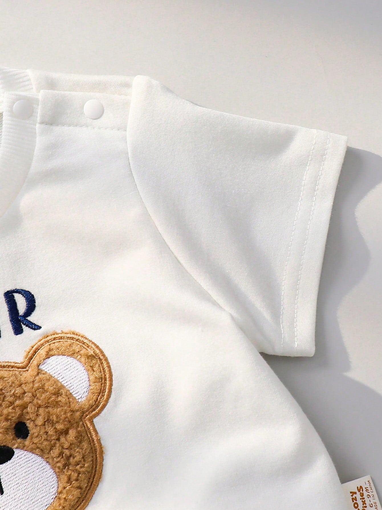 SHEIN 2pcs Newborn Baby Boy/Girl Soft Knit Bear Crew Neck Top & Elastic Waist Shorts Set