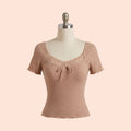 توب SHEIN EZwear قميص محبوك بحافة خس